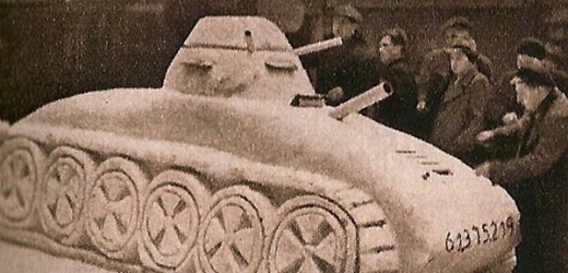 Sněhový tank na Senovážném náměstí v Praze.